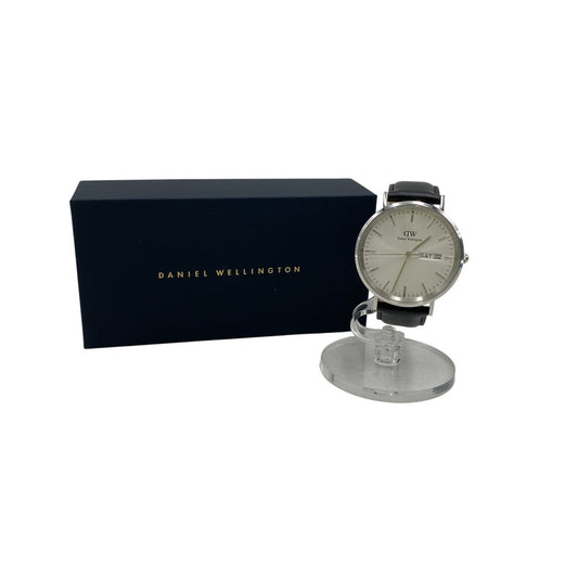 【中古品】【メンズ/レディース】 DANIEL WELLINGTON ダニエル ウェリントン DW00100832 CLASSIC DAY DATE QUARTZ クラシック デイデイト クオーツ 腕時計 時計 198-260525-ya-08-izu カラー：白×黒 万代Net店