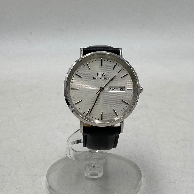【中古品】【メンズ/レディース】 DANIEL WELLINGTON ダニエル ウェリントン DW00100832 CLASSIC DAY DATE QUARTZ クラシック デイデイト クオーツ 腕時計 時計 198-260525-ya-08-izu カラー：白×黒 万代Net店