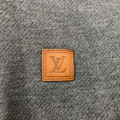 【中古品】【メンズ】 LOUIS VUITTON ルイ・ヴィトン LV LOGO LEATHER PATCH ZIPUP HOODED SWEAT SHIRT RM142Q H6Y51WJUH LVロゴ レザーパッチ ジップアップ フーディー パーカー 179-260516-as-11-izu サイズ：M カラー：グレー 万代Net店