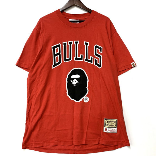 【中古品】【メンズ】 BAPE ベイプ × MITCHELL&NESS ミッチェルアンドネス BULLS TEE ブルズ Tシャツ トップス 142-260517-kh-18-izu サイズ：M カラー：レッド 万代Net店