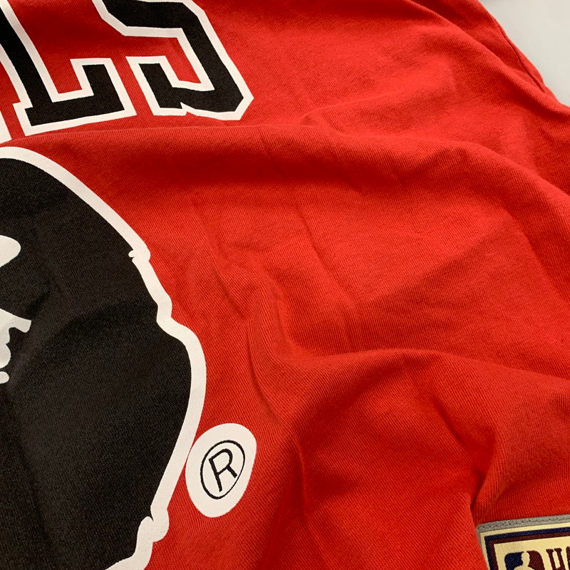 【中古品】【メンズ】 BAPE ベイプ × MITCHELL&NESS ミッチェルアンドネス BULLS TEE ブルズ Tシャツ トップス 142-260517-kh-18-izu サイズ：M カラー：レッド 万代Net店
