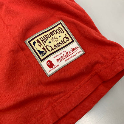 【中古品】【メンズ】 BAPE ベイプ × MITCHELL&NESS ミッチェルアンドネス BULLS TEE ブルズ Tシャツ トップス 142-260517-kh-18-izu サイズ：M カラー：レッド 万代Net店