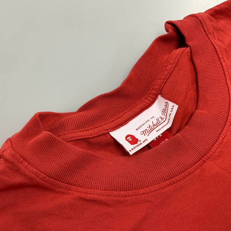 【中古品】【メンズ】 BAPE ベイプ × MITCHELL&NESS ミッチェルアンドネス BULLS TEE ブルズ Tシャツ トップス 142-260517-kh-18-izu サイズ：M カラー：レッド 万代Net店
