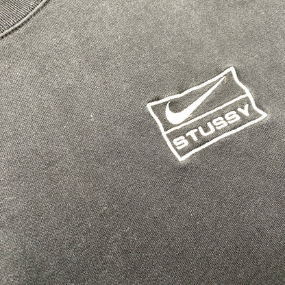 【中古品】【メンズ】 NIKE × STUSSY ナイキ×ステューシー WASHED FLEECE CREWNECK SWEAT SHIRT ウォッシュド クルーネック スウェットシャツ トップス 長袖 142-260518-cs-09-izu サイズ：L カラー：ブラック 万代Net店