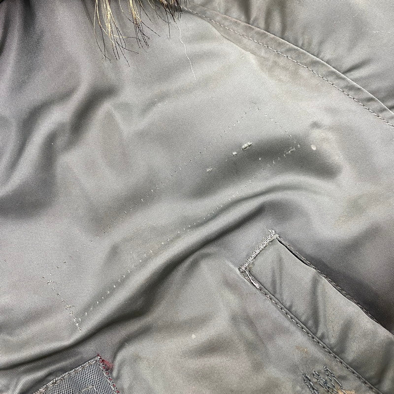 【現状渡し品】【メンズ】 U.S.AIR FORCE ユーエスエアフォース COYOTE FUR CONMAR ZIP コヨーテファー コンマ―ジップ 黒タグ SKYLINE CLOTHING社製 60S N-3B FLIGHT JACKET フライト ジャケット アウター 146-260518-cs-10-izu サイズ：不明 カラー：カーキ 万代Net店