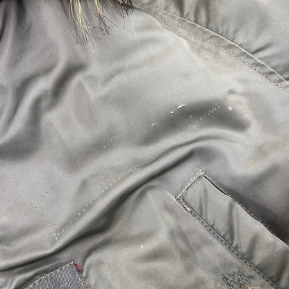 【現状渡し品】【メンズ】 U.S.AIR FORCE ユーエスエアフォース COYOTE FUR CONMAR ZIP コヨーテファー コンマ―ジップ 黒タグ SKYLINE CLOTHING社製 60S N-3B FLIGHT JACKET フライト ジャケット アウター 146-260518-cs-10-izu サイズ：不明 カラー：カーキ 万代Net店