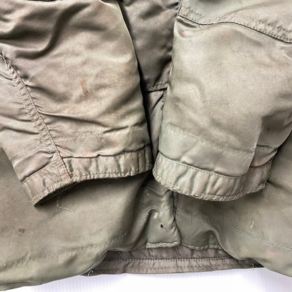 【現状渡し品】【メンズ】 U.S.AIR FORCE ユーエスエアフォース COYOTE FUR CONMAR ZIP コヨーテファー コンマ―ジップ 黒タグ SKYLINE CLOTHING社製 60S N-3B FLIGHT JACKET フライト ジャケット アウター 146-260518-cs-10-izu サイズ：不明 カラー：カーキ 万代Net店