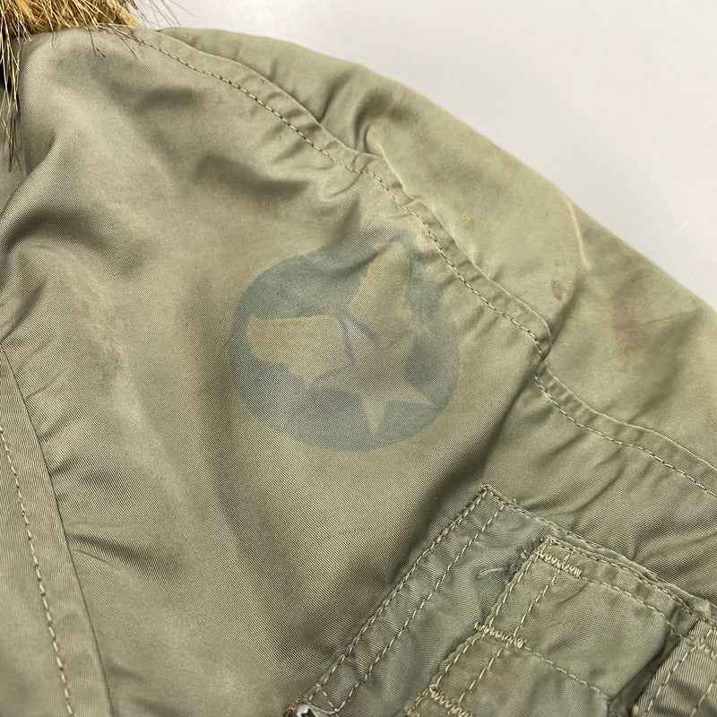 【現状渡し品】【メンズ】 U.S.AIR FORCE ユーエスエアフォース COYOTE FUR CONMAR ZIP コヨーテファー コンマ―ジップ 黒タグ SKYLINE CLOTHING社製 60S N-3B FLIGHT JACKET フライト ジャケット アウター 146-260518-cs-10-izu サイズ：不明 カラー：カーキ 万代Net店