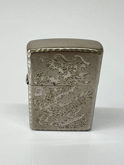 【中古品】【メンズ/レディース】 ZIPPO ジッポ DORAGON DESIGN ドラゴンデザイン シリアルナンバー入り オイルライター 喫煙具 2010年製造 インサイドユニット 2010年製 178-260703-kk-04-hon カラー：シルバー 万代Net店