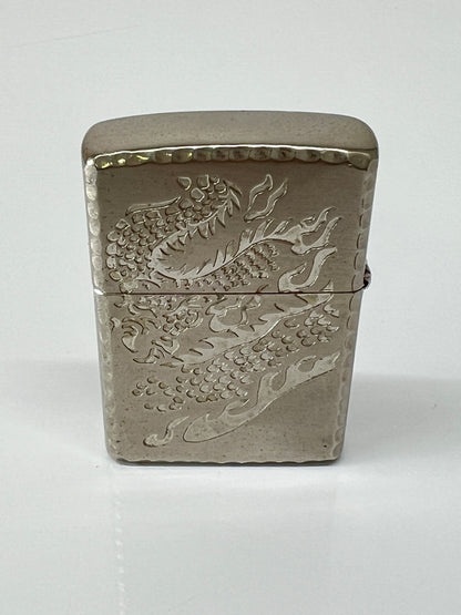 【中古品】【メンズ/レディース】 ZIPPO ジッポ DORAGON DESIGN ドラゴンデザイン シリアルナンバー入り オイルライター 喫煙具 2010年製造 インサイドユニット 2010年製 178-260703-kk-04-hon カラー：シルバー 万代Net店