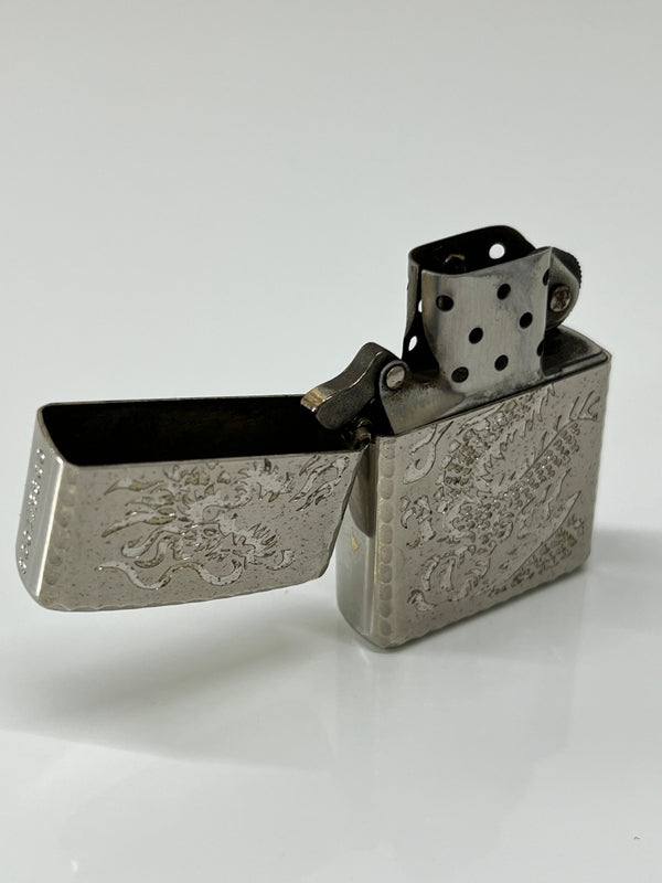 【中古品】【メンズ/レディース】 ZIPPO ジッポ DORAGON DESIGN ドラゴンデザイン シリアルナンバー入り オイルライター 喫煙具 2010年製造 インサイドユニット 2010年製 178-260703-kk-04-hon カラー：シルバー 万代Net店