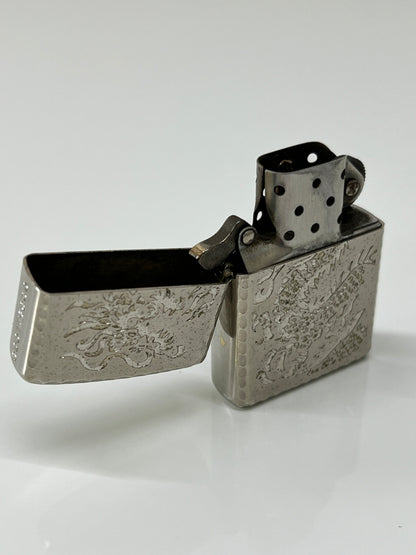 【中古品】【メンズ/レディース】 ZIPPO ジッポ DORAGON DESIGN ドラゴンデザイン シリアルナンバー入り オイルライター 喫煙具 2010年製造 インサイドユニット 2010年製 178-260703-kk-04-hon カラー：シルバー 万代Net店