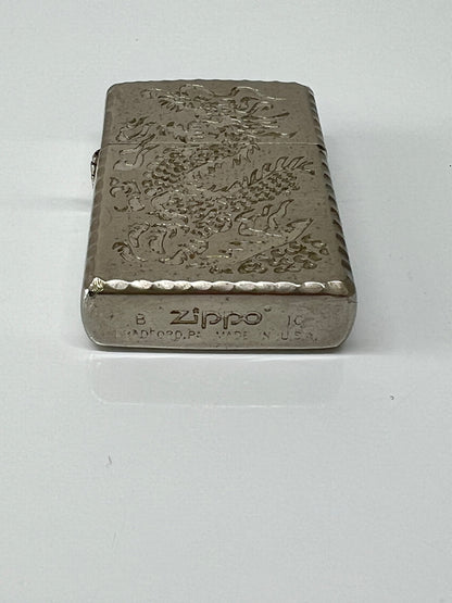 【中古品】【メンズ/レディース】 ZIPPO ジッポ DORAGON DESIGN ドラゴンデザイン シリアルナンバー入り オイルライター 喫煙具 2010年製造 インサイドユニット 2010年製 178-260703-kk-04-hon カラー：シルバー 万代Net店