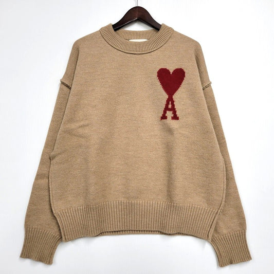 【中古品】【メンズ】 AMI ALEXANDRE MATTIUSSI アミアレクサンドレマチウシ UKS006.018 RED ADC SWEATER レッド エーディーシー セーター トップス 長袖 141-260522-cs-17-izu サイズ：M カラー：ベージュ 万代Net店