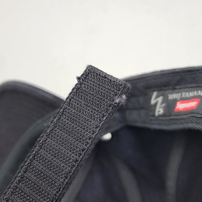 【中古品】【メンズ/レディース】 Supreme シュプリーム × Y'S BY YOHJI YAMAMOTO ワイズ ヨウジヤマモト GROMMET 6-PANEL グロメット 6 パネル キャップ 帽子 185-260526-as-04-izu サイズ：ONE SIZE（58cm） カラー：ブラック 万代Net店