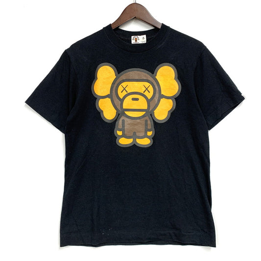 【中古品】【メンズ】 A BATHING APE アベイシングエイプ × KAWS カウズ BABY MILO SS TEE ベイビー マイロ ショートスリーブ Tシャツ トップス 142-260530-kh-11-izu サイズ：S カラー：ブラック 万代Net店