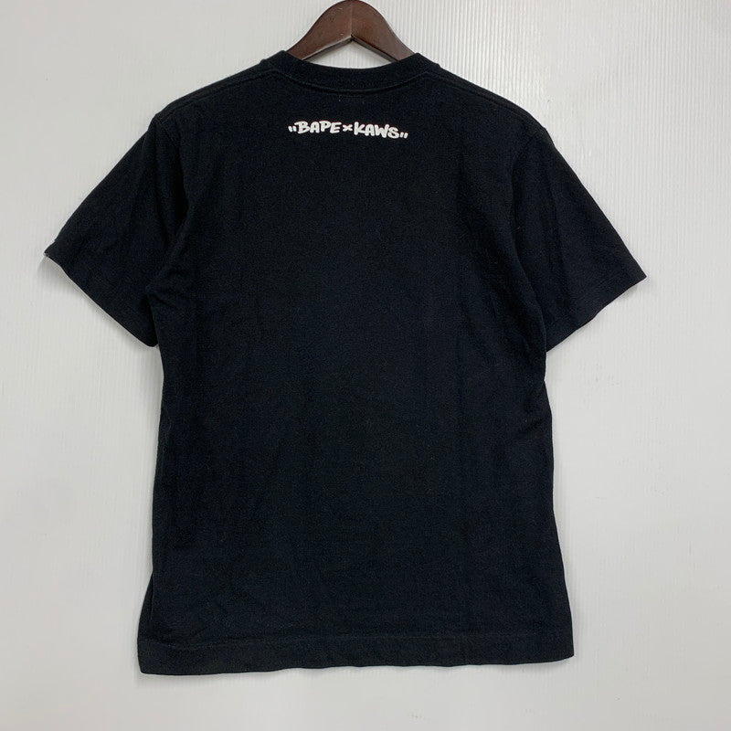 【中古品】【メンズ】 A BATHING APE アベイシングエイプ × KAWS カウズ BABY MILO SS TEE ベイビー マイロ ショートスリーブ Tシャツ トップス 142-260530-kh-11-izu サイズ：S カラー：ブラック 万代Net店
