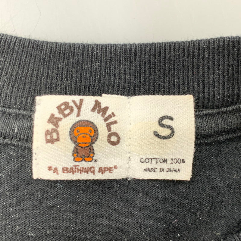 【中古品】【メンズ】 A BATHING APE アベイシングエイプ × KAWS カウズ BABY MILO SS TEE ベイビー マイロ ショートスリーブ Tシャツ トップス 142-260530-kh-11-izu サイズ：S カラー：ブラック 万代Net店