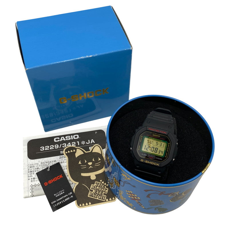 【中古品】【メンズ/レディース】 G-SHOCK ジーショック DW-5600TMN-1JR DIGITAL QUARTZ MANEKINEKO デジタル クォーツ 招き猫 時計 196-260531-kh-05-izu サイズ：48.9 × 42.8 × 13.4 mm カラー：ブラック 万代Net店