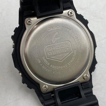【中古品】【メンズ/レディース】 G-SHOCK ジーショック DW-5600TMN-1JR DIGITAL QUARTZ MANEKINEKO デジタル クォーツ 招き猫 時計 196-260531-kh-05-izu サイズ：48.9 × 42.8 × 13.4 mm カラー：ブラック 万代Net店