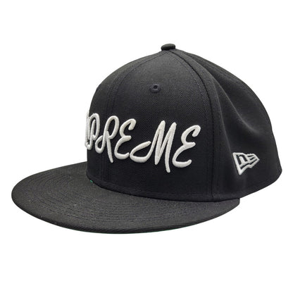 【中古品】【メンズ/レディース】 SUPREME シュプリーム 23SS SCRIPT NEW ERA CAP スクリプト ニューエラ キャップ 帽子 185-260603-cs-01-izu サイズ：7 3/4 カラー：ブラック 万代Net店