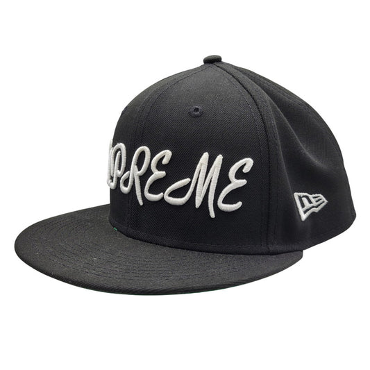 【中古品】【メンズ/レディース】 SUPREME シュプリーム 23SS SCRIPT NEW ERA CAP スクリプト ニューエラ キャップ 帽子 185-260603-cs-01-izu サイズ：7 3/4 カラー：ブラック 万代Net店