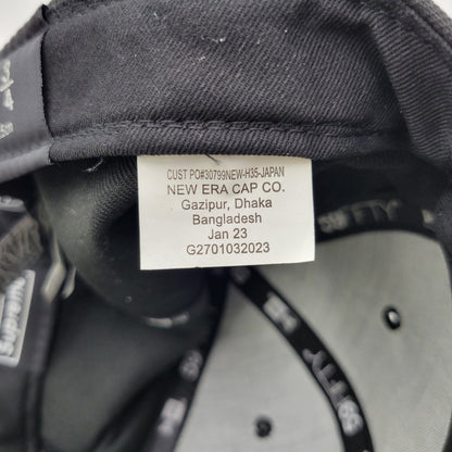 【中古品】【メンズ/レディース】 SUPREME シュプリーム 23SS SCRIPT NEW ERA CAP スクリプト ニューエラ キャップ 帽子 185-260603-cs-01-izu サイズ：7 3/4 カラー：ブラック 万代Net店