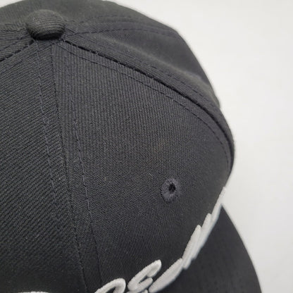 【中古品】【メンズ/レディース】 SUPREME シュプリーム 23SS SCRIPT NEW ERA CAP スクリプト ニューエラ キャップ 帽子 185-260603-cs-01-izu サイズ：7 3/4 カラー：ブラック 万代Net店
