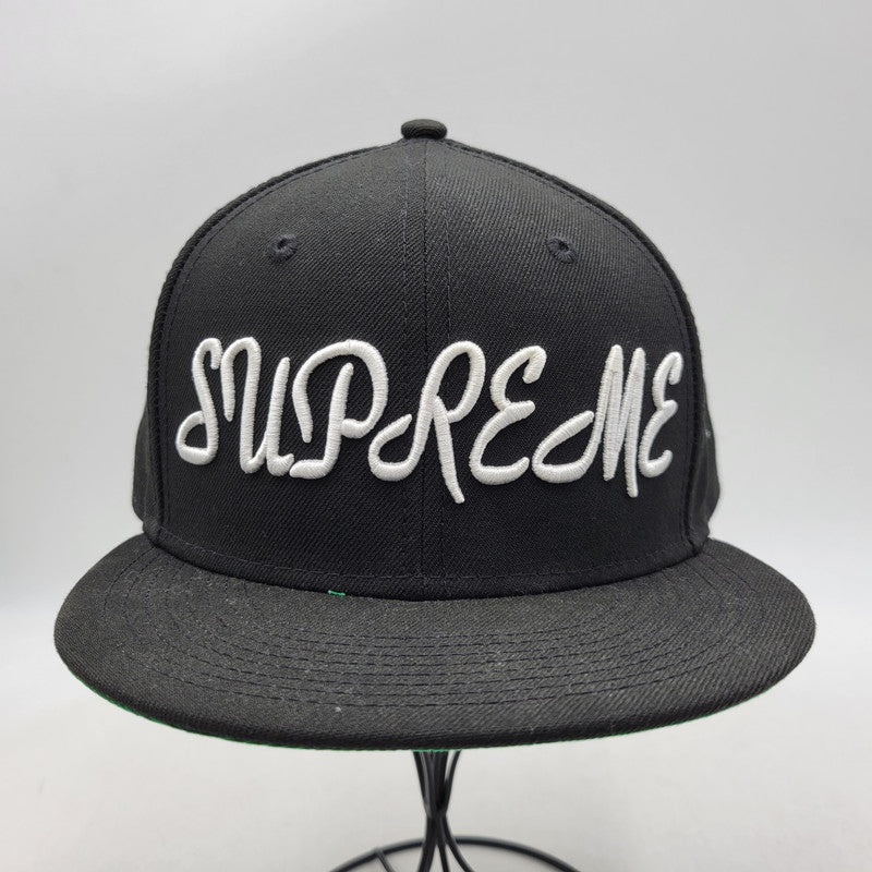 【中古品】【メンズ/レディース】 SUPREME シュプリーム 23SS SCRIPT NEW ERA CAP スクリプト ニューエラ キャップ 帽子 185-260603-cs-01-izu サイズ：7 3/4 カラー：ブラック 万代Net店