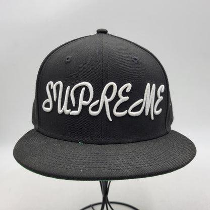 【中古品】【メンズ/レディース】 SUPREME シュプリーム 23SS SCRIPT NEW ERA CAP スクリプト ニューエラ キャップ 帽子 185-260603-cs-01-izu サイズ：7 3/4 カラー：ブラック 万代Net店