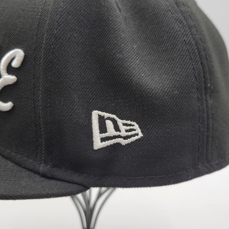 【中古品】【メンズ/レディース】 SUPREME シュプリーム 23SS SCRIPT NEW ERA CAP スクリプト ニューエラ キャップ 帽子 185-260603-cs-01-izu サイズ：7 3/4 カラー：ブラック 万代Net店