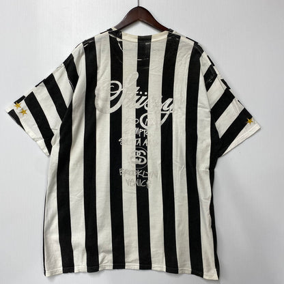 【現状渡し品】【メンズ】 STUSSY メキシコ製 STRIPE WORLD TOUR TEE ストライプ ワールド ツアー Tシャツ トップス 半袖 142-260608-ya-09-izu サイズ：XL カラー：ブラック×ホワイト 万代Net店
