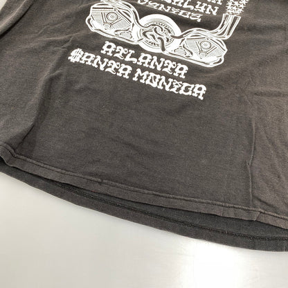 【現状渡し品】【メンズ】 STUSSY ステューシー メキシコ製 TAKA HAYASHI OLD ENGLISH WORLD TOUR TEE タカ ハヤシ オールド イングリッシュ ワールド ツアー Tシャツ トップス 142-260602-kh-04-izu サイズ：XL カラー：ブラック 万代Net店