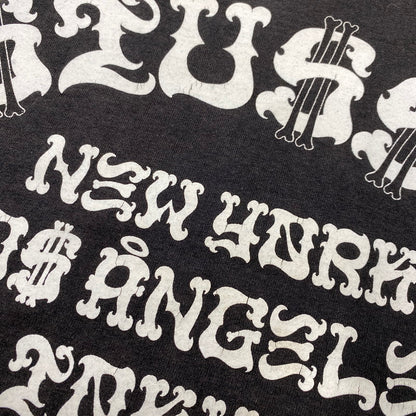 【現状渡し品】【メンズ】 STUSSY ステューシー メキシコ製 TAKA HAYASHI OLD ENGLISH WORLD TOUR TEE タカ ハヤシ オールド イングリッシュ ワールド ツアー Tシャツ トップス 142-260602-kh-04-izu サイズ：XL カラー：ブラック 万代Net店