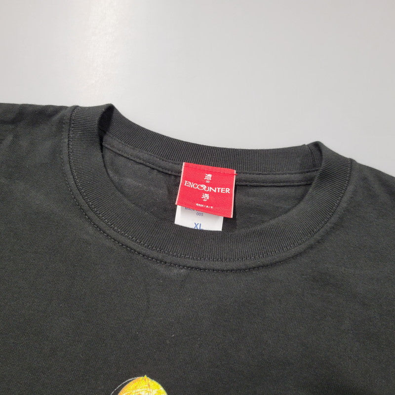 【中古品】【メンズ】 ENCOUNTER MIKA PIKAZO T-SHIRT 遭遇 忍野忍 半袖 Tシャツ 142-260602-as-10-izu サイズ：XL カラー：ブラック 万代Net店