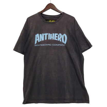 【現状渡し品】【メンズ】 ANTIHERO アンタイヒーロー SS TEE ショートスリーブ Tシャツ 半袖 トップス 142-260614-as-03-izu サイズ：L カラー：ブラック系 万代Net店