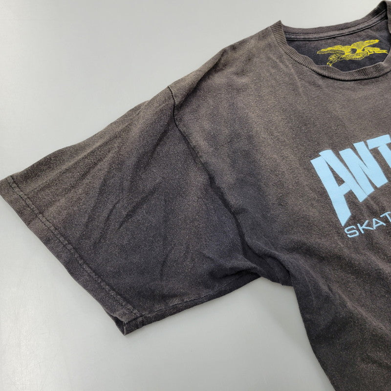 【現状渡し品】【メンズ】 ANTIHERO アンタイヒーロー SS TEE ショートスリーブ Tシャツ 半袖 トップス 142-260614-as-03-izu サイズ：L カラー：ブラック系 万代Net店