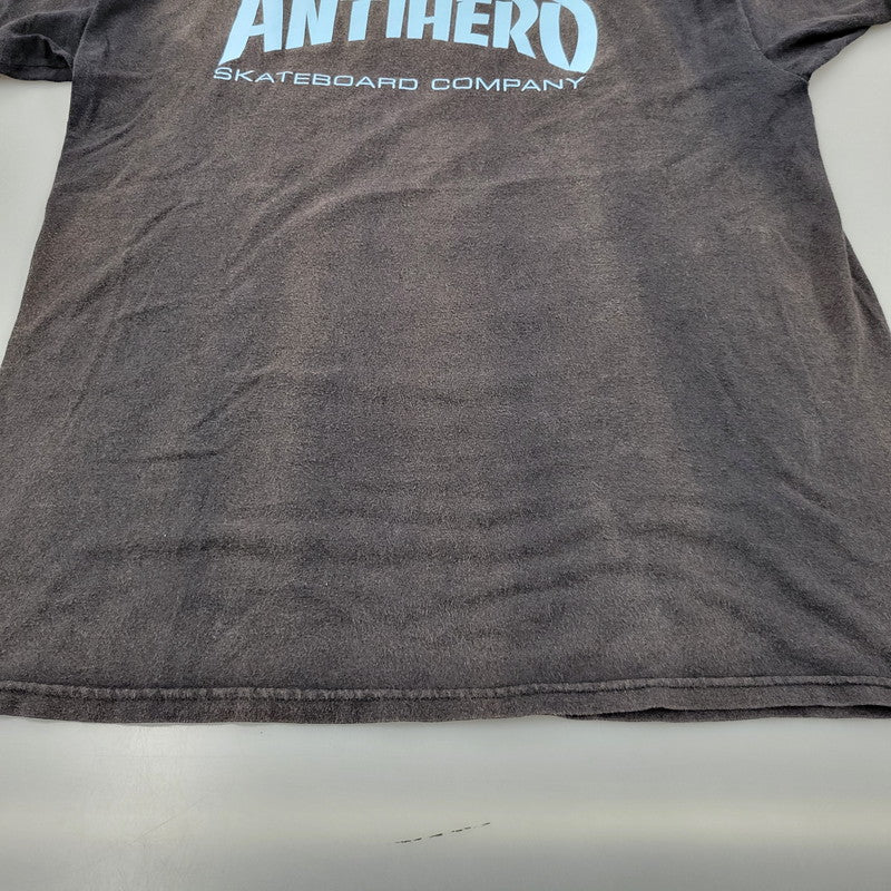【現状渡し品】【メンズ】 ANTIHERO アンタイヒーロー SS TEE ショートスリーブ Tシャツ 半袖 トップス 142-260614-as-03-izu サイズ：L カラー：ブラック系 万代Net店