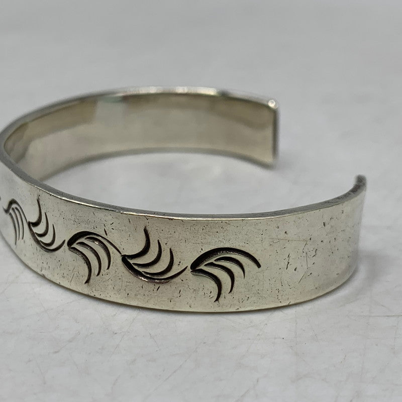 【中古品】【メンズ/レディース】 ARIZONA FREEDOM アリゾナ フリーダム SILVER SYMBOL ARABESQUE BANGLE シルバー シンボル アラベスク バングル アクセサリー 192-260606-cs-07-izu カラー：シルバー 万代Net店