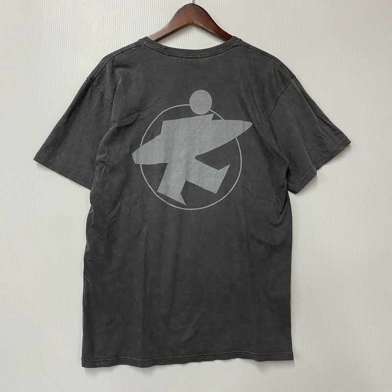 【中古品】【メンズ】 STUSSY ステューシー メキシコ製 CENTER LOGO BACK SURFMAN PRINT SS TEE センター ロゴ バック サーフマン プリント ショートスリーブ Tシャツ トップス 142-260610-kh-07-izu サイズ：M カラー：チャコール系 万代Net店