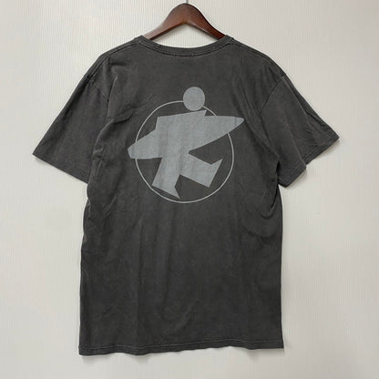 【中古品】【メンズ】 STUSSY ステューシー メキシコ製 CENTER LOGO BACK SURFMAN PRINT SS TEE センター ロゴ バック サーフマン プリント ショートスリーブ Tシャツ トップス 142-260610-kh-07-izu サイズ：M カラー：チャコール系 万代Net店