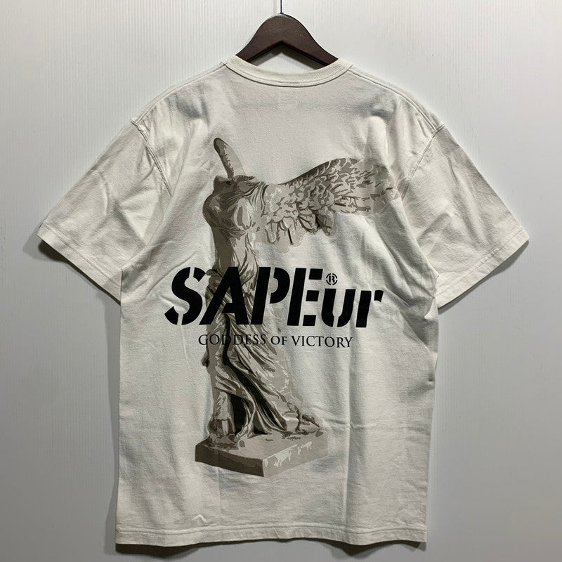 【中古品】【メンズ】 SAPEUR サプール GODDESS OF VICTORY ゴッデス オブ ヴィクトリーS S TEE ショートスリーブ Tシャツ トップス 半袖 142-260625-ya-01-izu サイズ：M カラー：ホワイト 万代Net店
