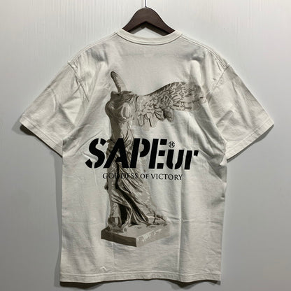 【中古品】【メンズ】 SAPEUR サプール GODDESS OF VICTORY ゴッデス オブ ヴィクトリーS S TEE ショートスリーブ Tシャツ トップス 半袖 142-260625-ya-01-izu サイズ：M カラー：ホワイト 万代Net店
