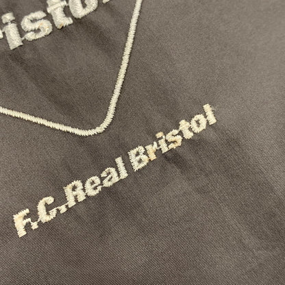 【中古品】【メンズ】 F.C.REAL BRISTOL×NIKE エフシーレアルブリストル×ナイキ F0 MAS 00’S NYLON JACKET ナイロン ジャケット アウター 142-260611-cs-11-izu サイズ：M カラー：グレー 万代Net店