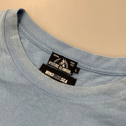 【中古品】【メンズ】 HYSTERIC GLAMOUR ヒステリックグラマー × WIND AND SEA ウィンダンシー 02203CL14 20AW GRAPHIC L S TEE グラフィック ロングスリーブ Tシャツ トップス 長袖 140-260612-ya-04-izu サイズ：L カラー：ライトブルー 万代Net店