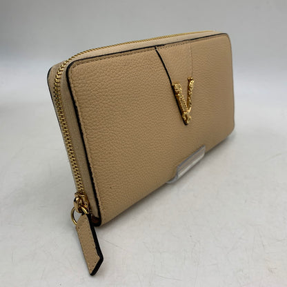 【中古品】【メンズ/レディース】 VERSACE ヴェルサーチ VIRTUS ROUND ZIP WALLET ヴィルトゥス ラウンドジップ ウォレット 長財布 181-260614-as-18-izu カラー：ベージュ 万代Net店