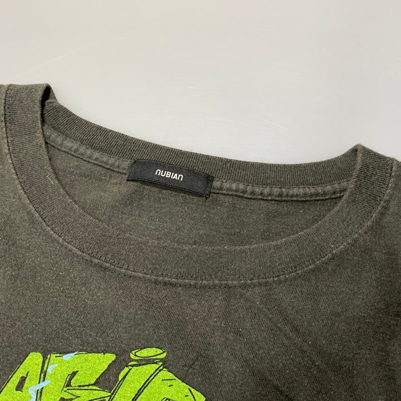【中古品】【メンズ】 NUBIAN×JUN INAGAWA ヌビアン×ジュンイナガワ GRAPHIC SS TEE グラフィック ショートスリーブ ティー トップス 半袖 142-260627-cs-06-izu サイズ：XXL カラー：チャコール 万代Net店