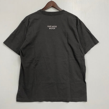 【中古品】【メンズ】 BIOTOP ビオトープ BOM-74000-A KATE MOSS BY DAVID SIMS PHOTO T-SHIRTS ケイトモス デヴィッドシムズ フォト Tシャツ トップス 140-260617-kh-04-izu サイズ：L カラー：チャコール系 万代Net店