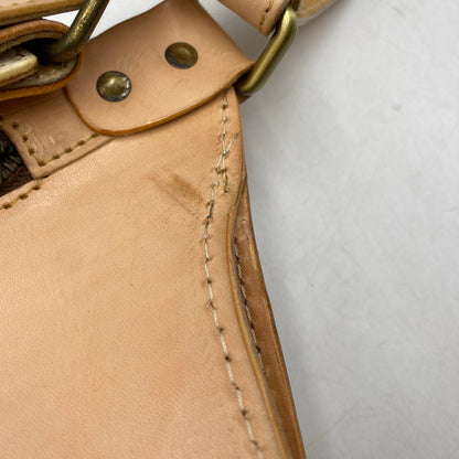 【中古品】【メンズ/レディース】 MARSHMALLOW CAFE マシュマロカフェ CARVING LEATHER BODY BAG カービング レザー ボディバッグ カバン 鞄 188-260617-ya-05-izu カラー：ベージュ系 万代Net店