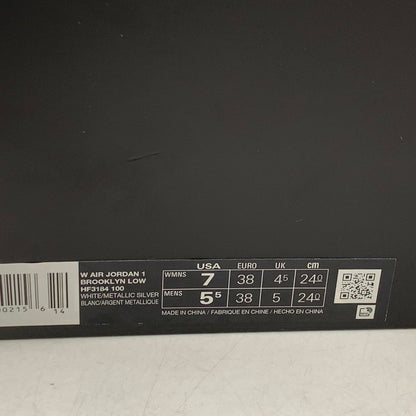 【中古品】【レディース】 NIKE ナイキ HF3184-100 WOMEN'S AIR JORDAN ウィメンズ エア ジョーダン 1 BROOKLYN LOW ブルックリン ロー スニーカー シューズ 靴 166-260620-ya-12-izu サイズ：24cm カラー：WHITE/METALLIC SILVER 万代Net店